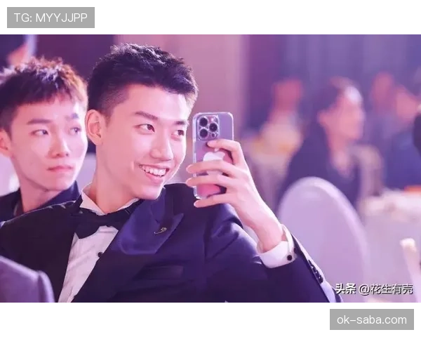 冯彦哲居然不穿运动鞋上场？这脚感也太娱乐圈了吧！