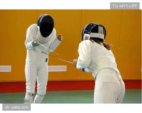 李梓嘉练球间隙居然抱着金链子甩，感觉他家DNA都是贵族范儿…